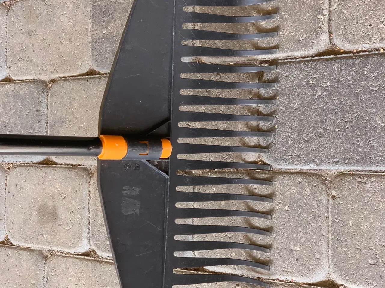 Billede 3 - Fiskars ergonomisk løv-/ græsrive