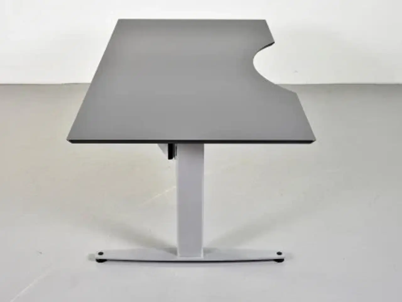 Billede 4 - Hæve-/sænkebord med antracit laminat og mavebue, 180 cm.