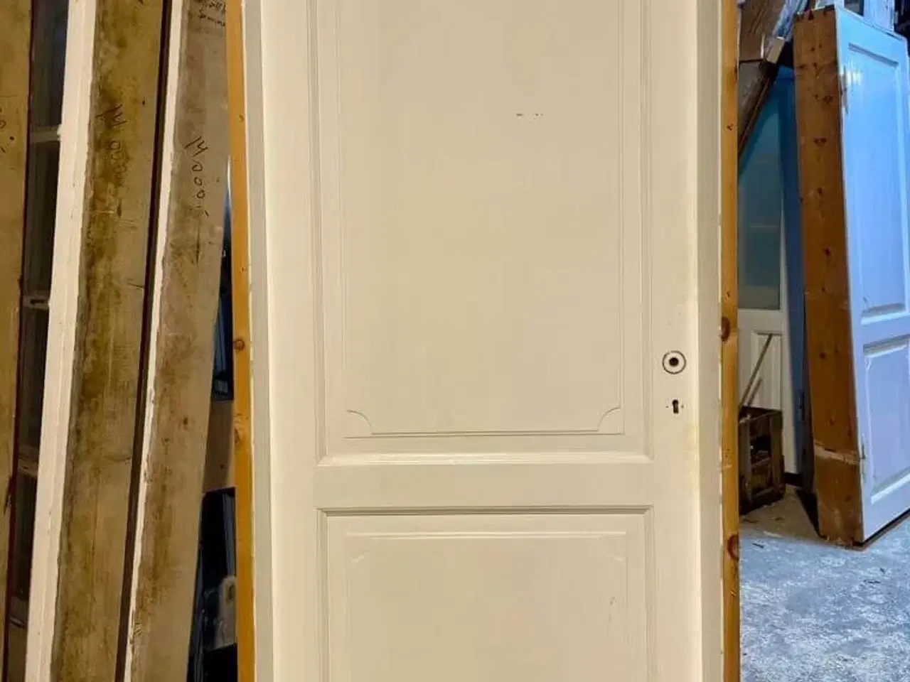 Billede 2 - Fin, højrehængt fyldningsdør m. karm