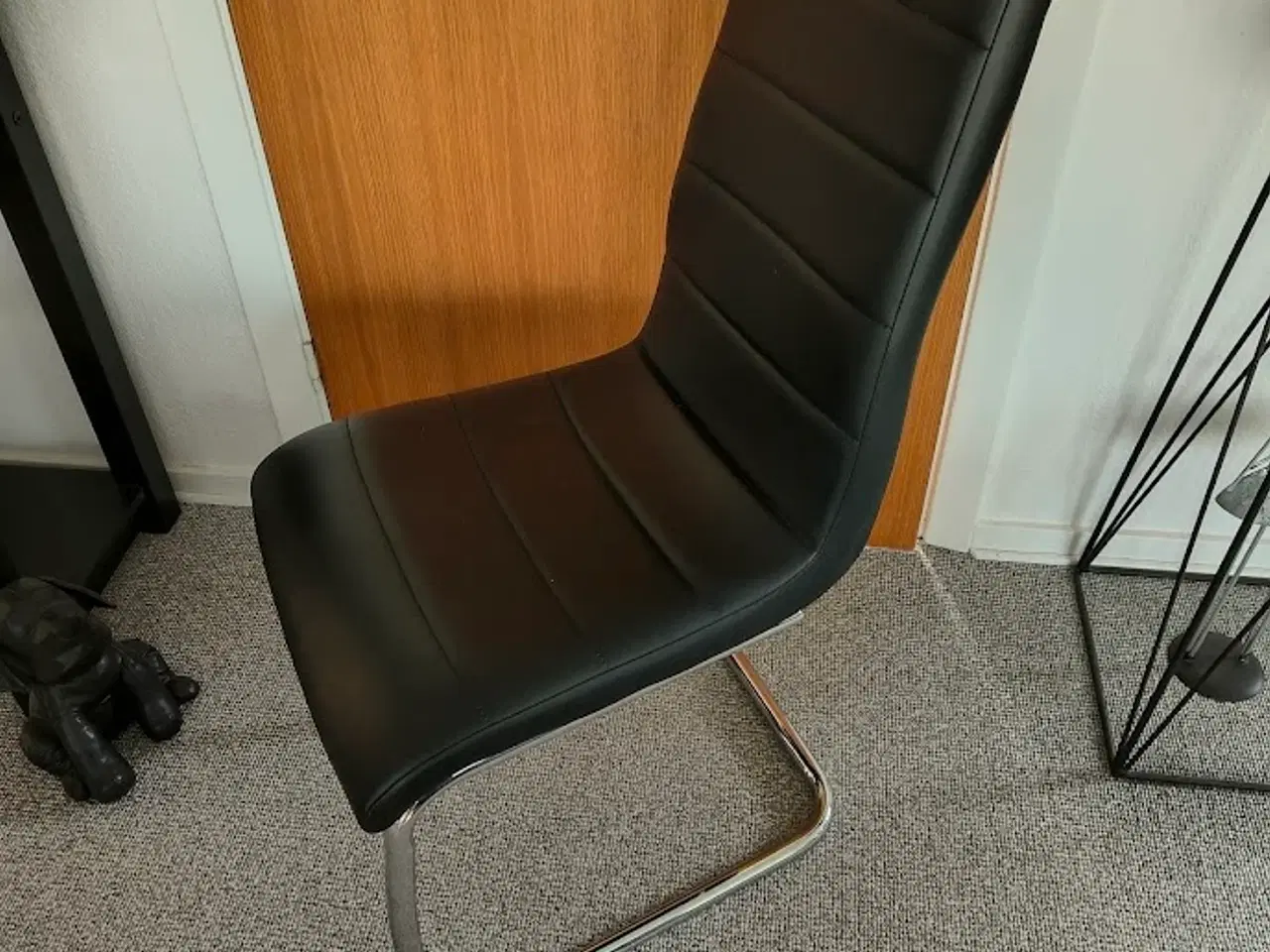 Billede 3 - Bord m. udtræk + 4 stole (Sort/metal)