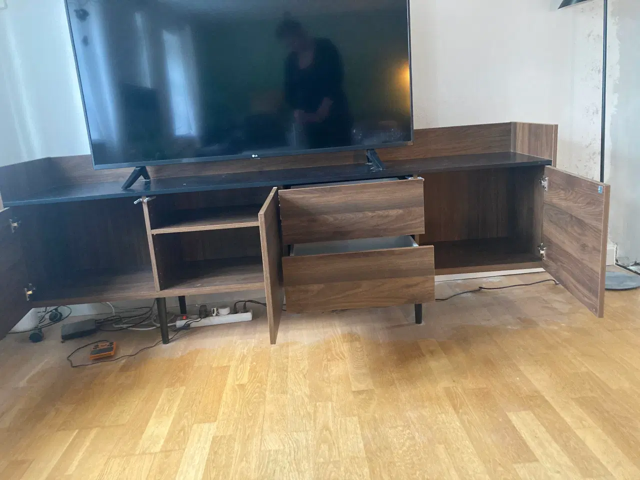 Billede 4 - Spisebord og TV-skænk i valnød 