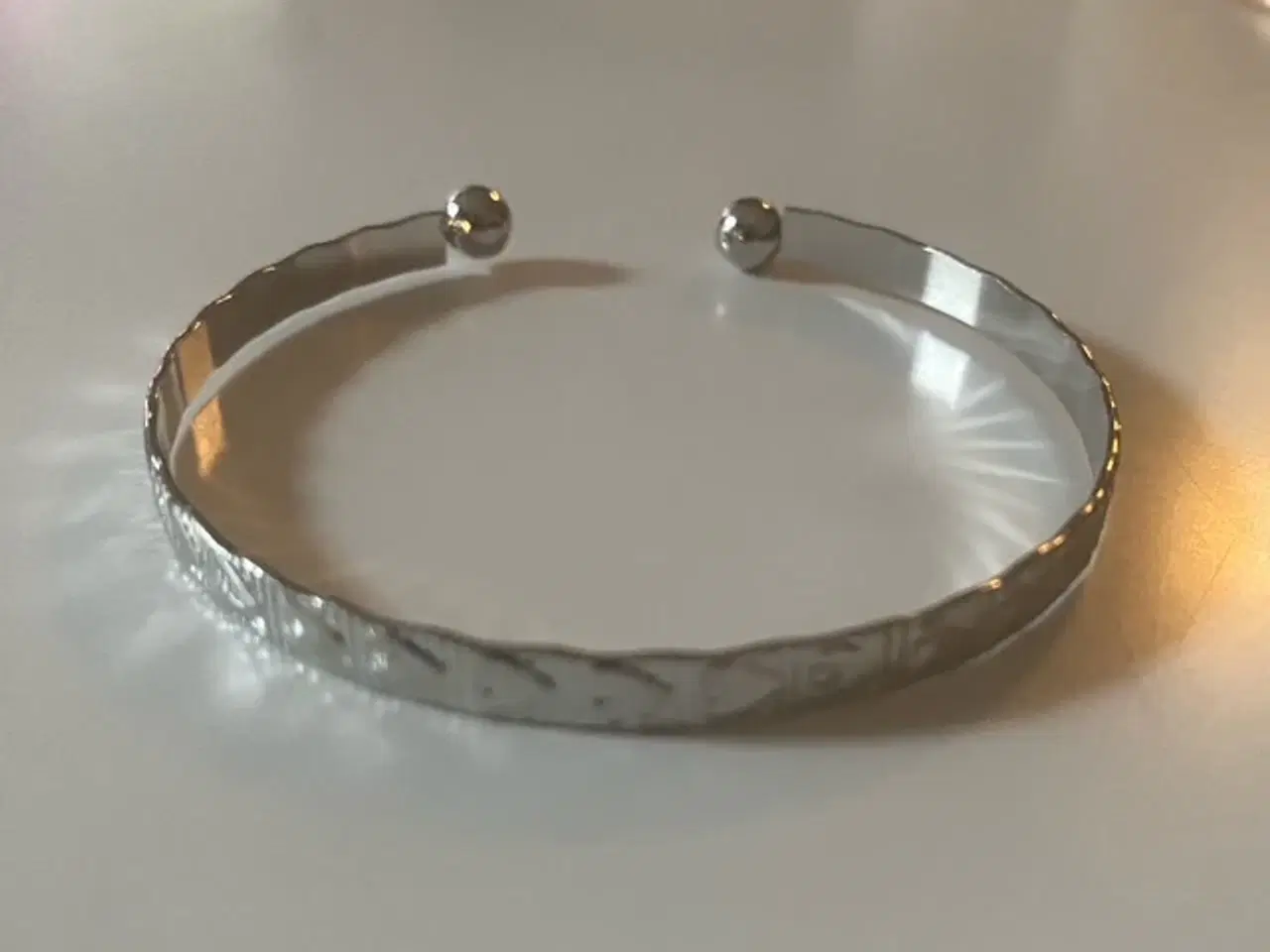 Billede 1 - * Sød armring - med masser af hjerter