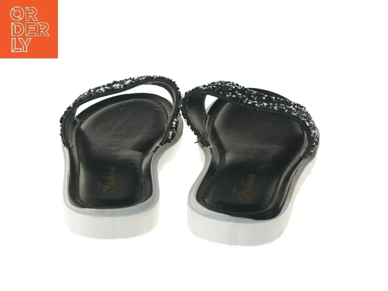 Billede 5 - Sorte slip-on sandaler med similisten fra Fashion (str. fod 25,5 cm)