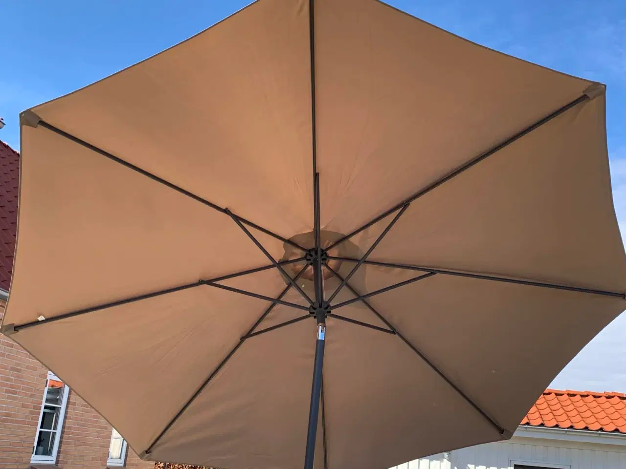 Billede 3 - Parasol med beige dug og trinvis regulering og fod