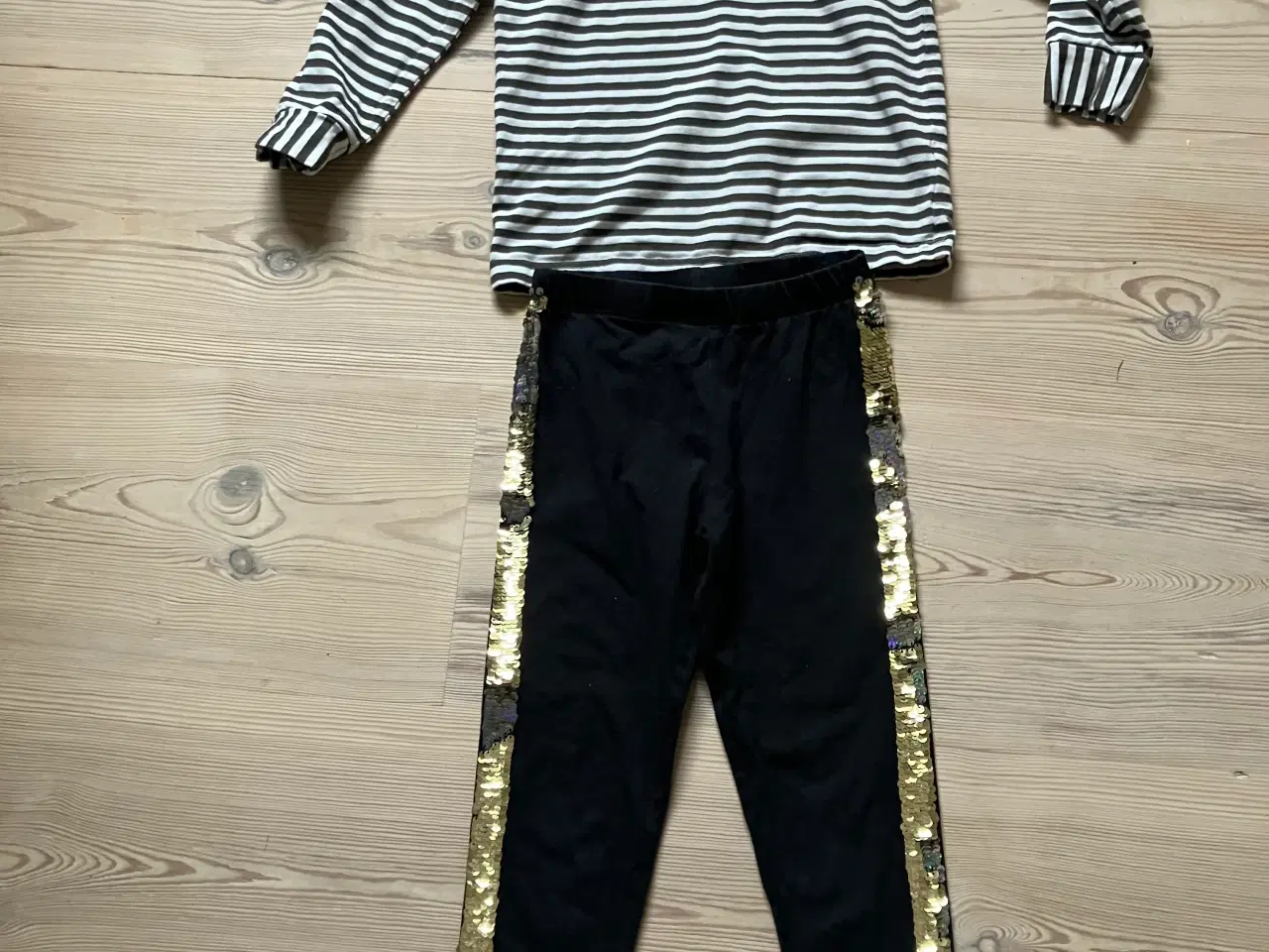 Billede 1 - Sort leggings med guldpalietter og bluse 116/110
