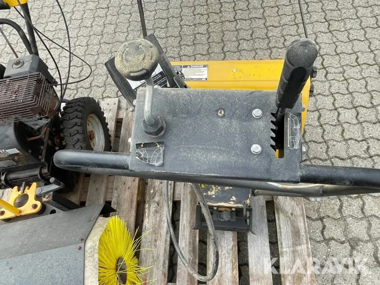 Billede 11 - Redskabsbærer med kost og Sneslynge TEXAS Combo 800