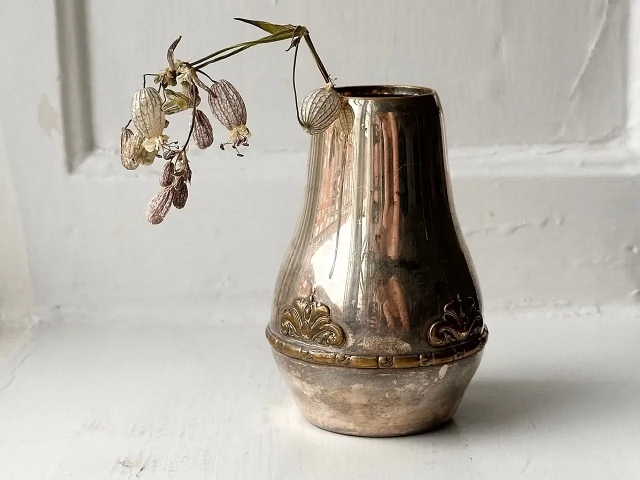 Billede 1 - Minivase, patineret pletsølv