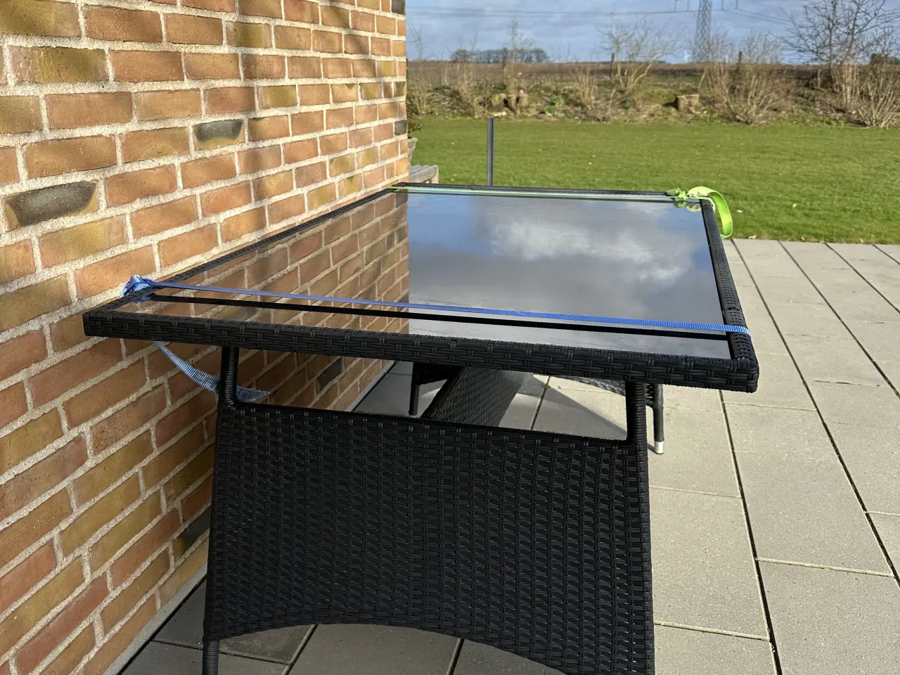 Billede 2 - Elegant havebord med glasplade – klar til nye ejer