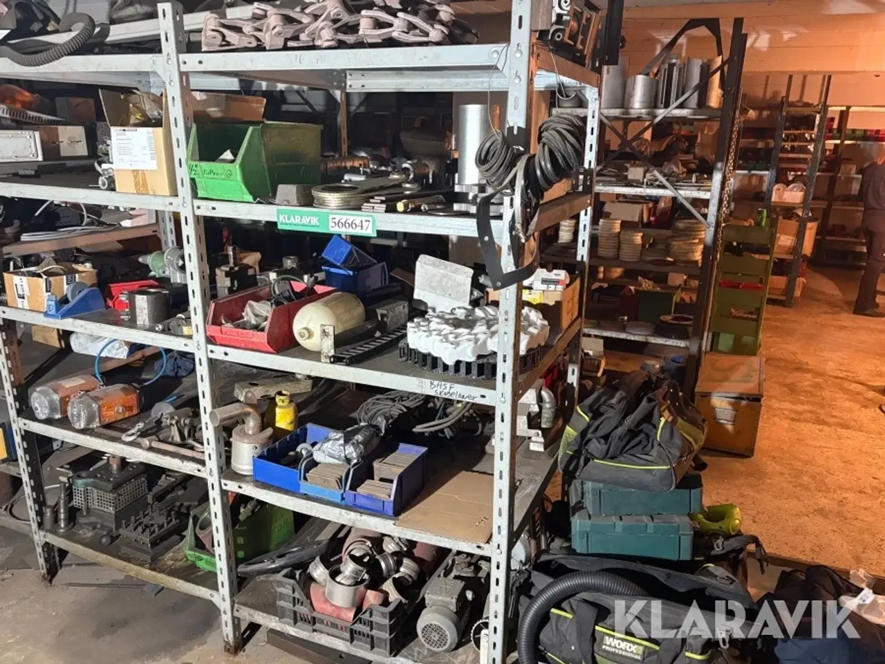 Billede 1 - Blandet lot el-motorer, rørsamlere, plastkæder, beslag.