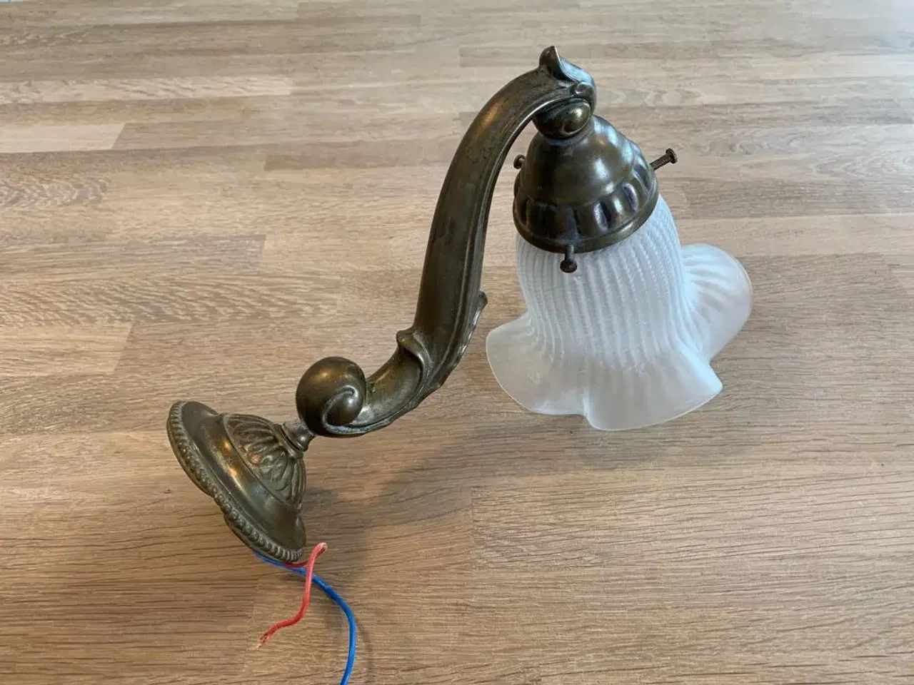 Billede 5 - Antik væglampe  med glas pendel
