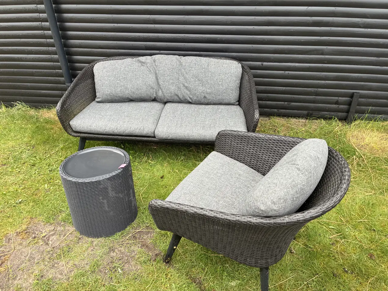 Billede 1 - Sofa, stol og lille bord incl hynder