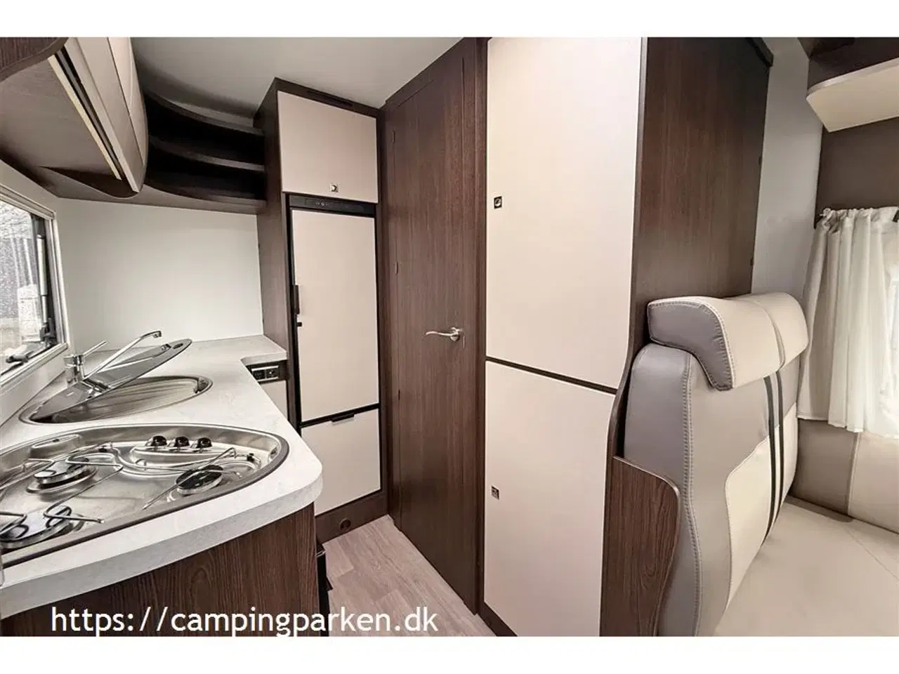 Billede 7 - 2021 - Benimar Tessoro 481   Kort autocamper med stor siddegruppe, totallængde kun 5,99 m.