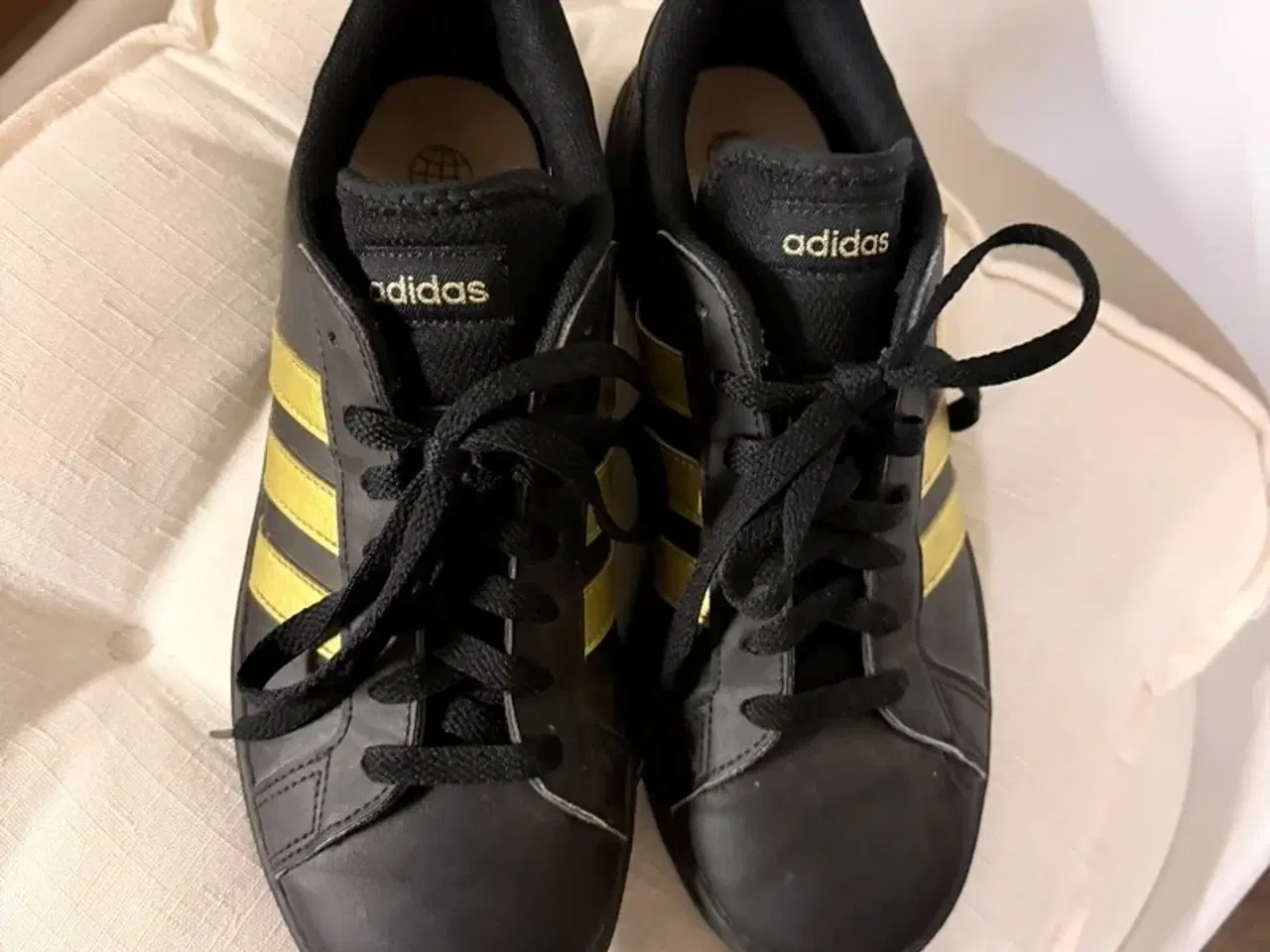 Billede 3 - Adidas sneakers sort guld. Str 40