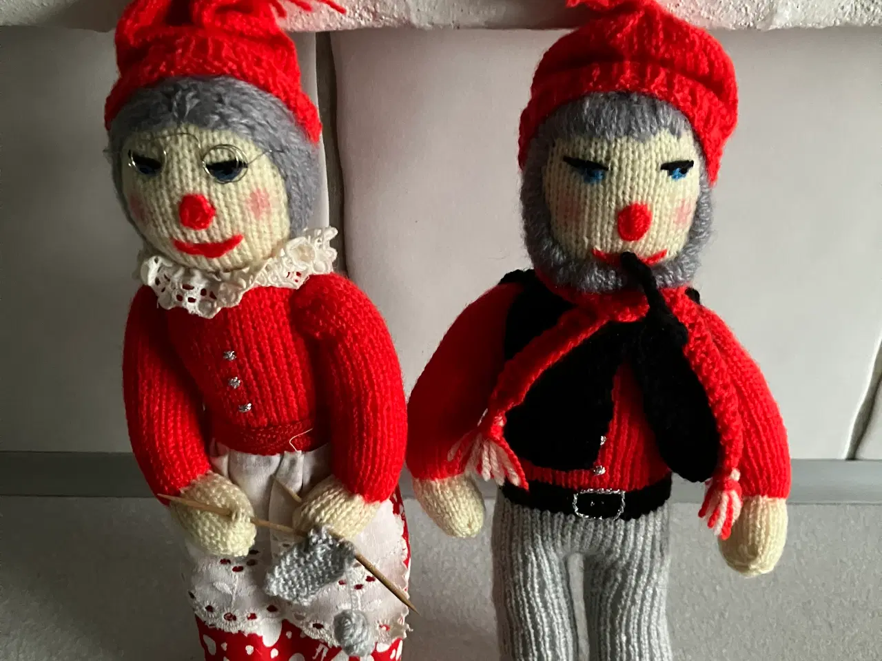 Billede 1 - Nissepar i strik med fine finesser og tilbehør.