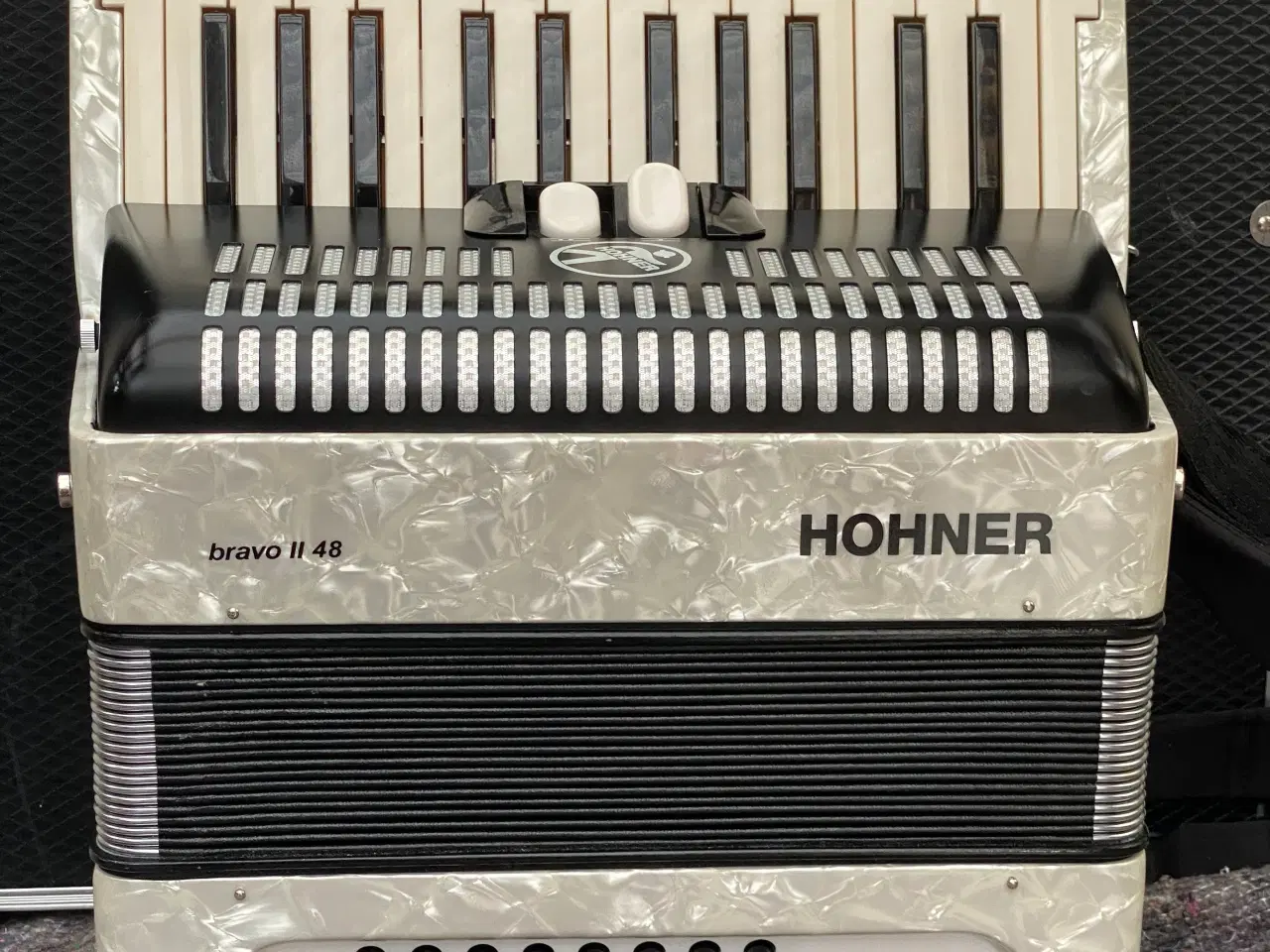 Billede 11 - Hohner Bravo II 48 Facelift – Næsten Ny Harmonika