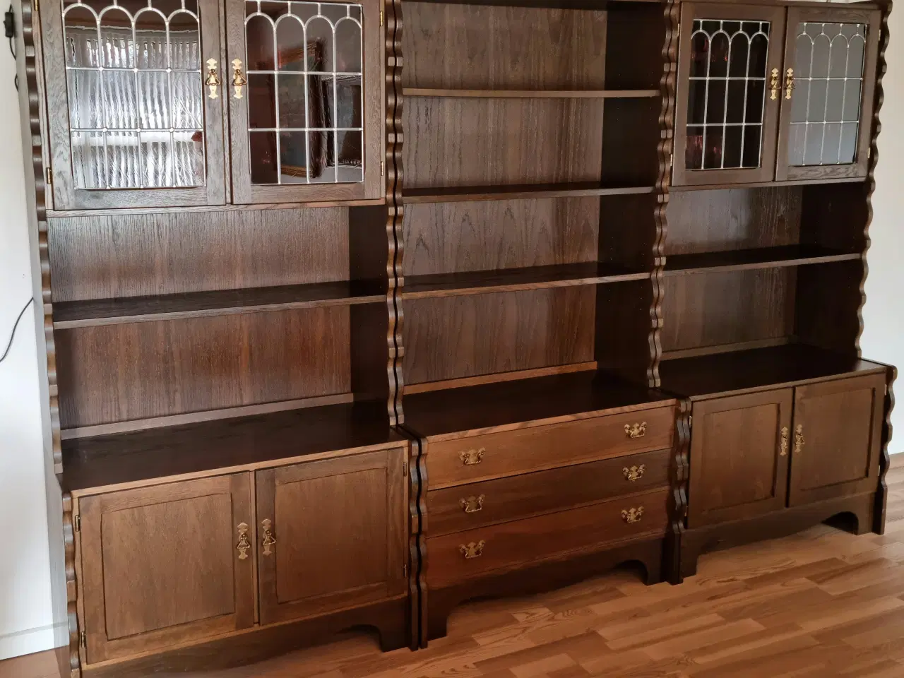 Billede 1 - BUD MODTAGES - FLOT Antikt Reolsystem/Vitrineskab