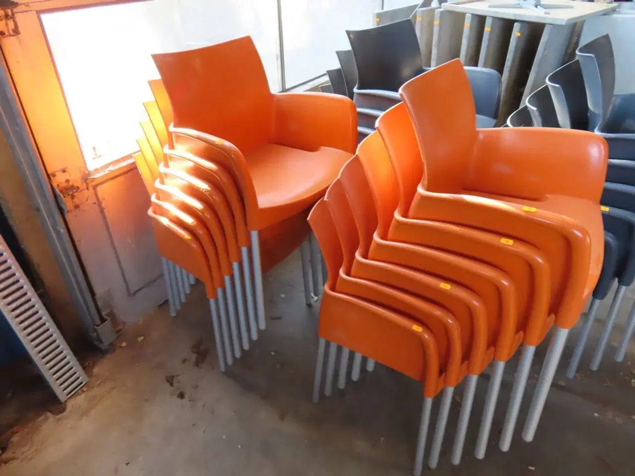 Billede 4 - 12 stk stabelbare udendørs stole, Orange