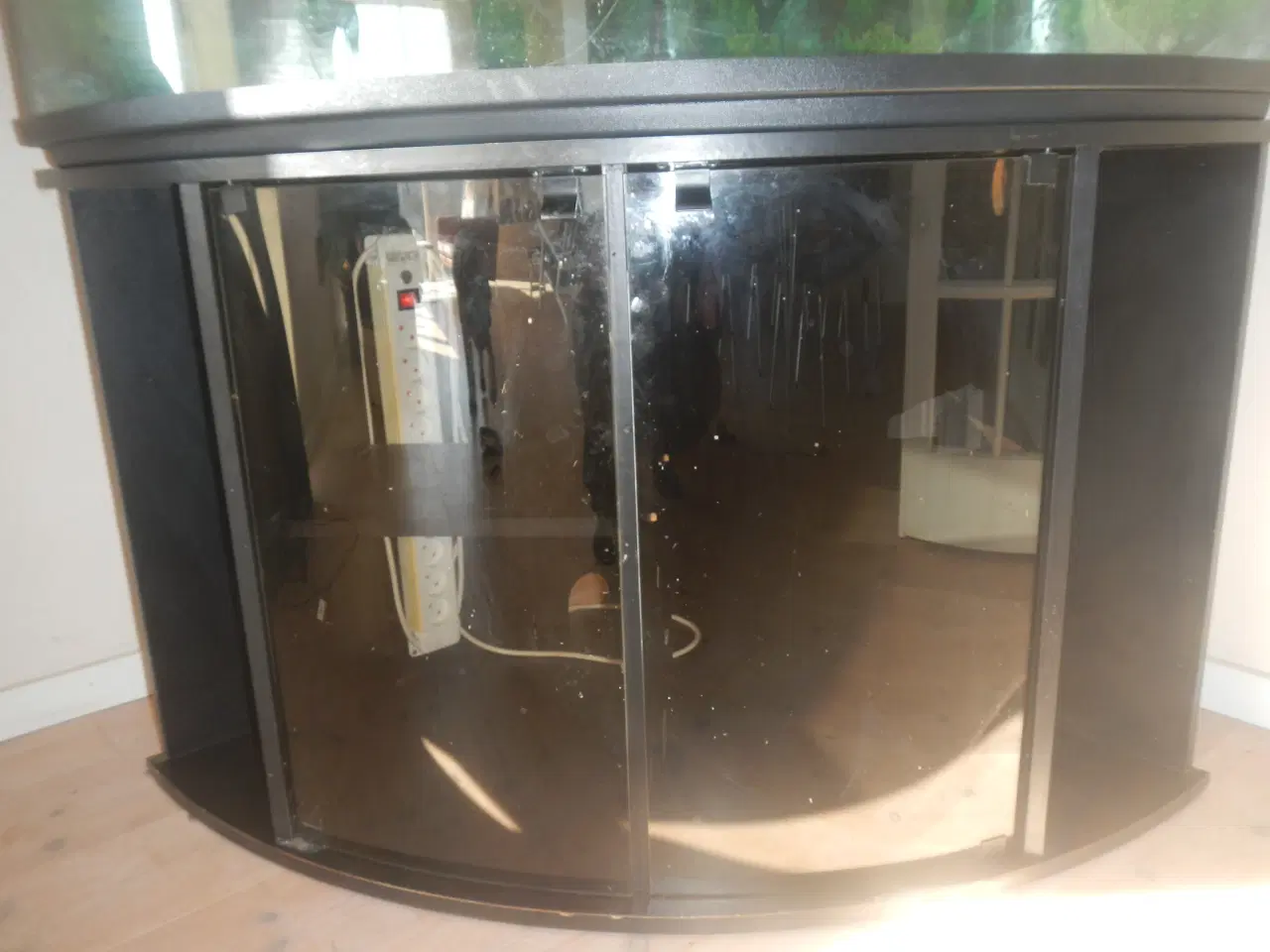 Billede 2 - Hjørne akvarie (360 l) med sort bord