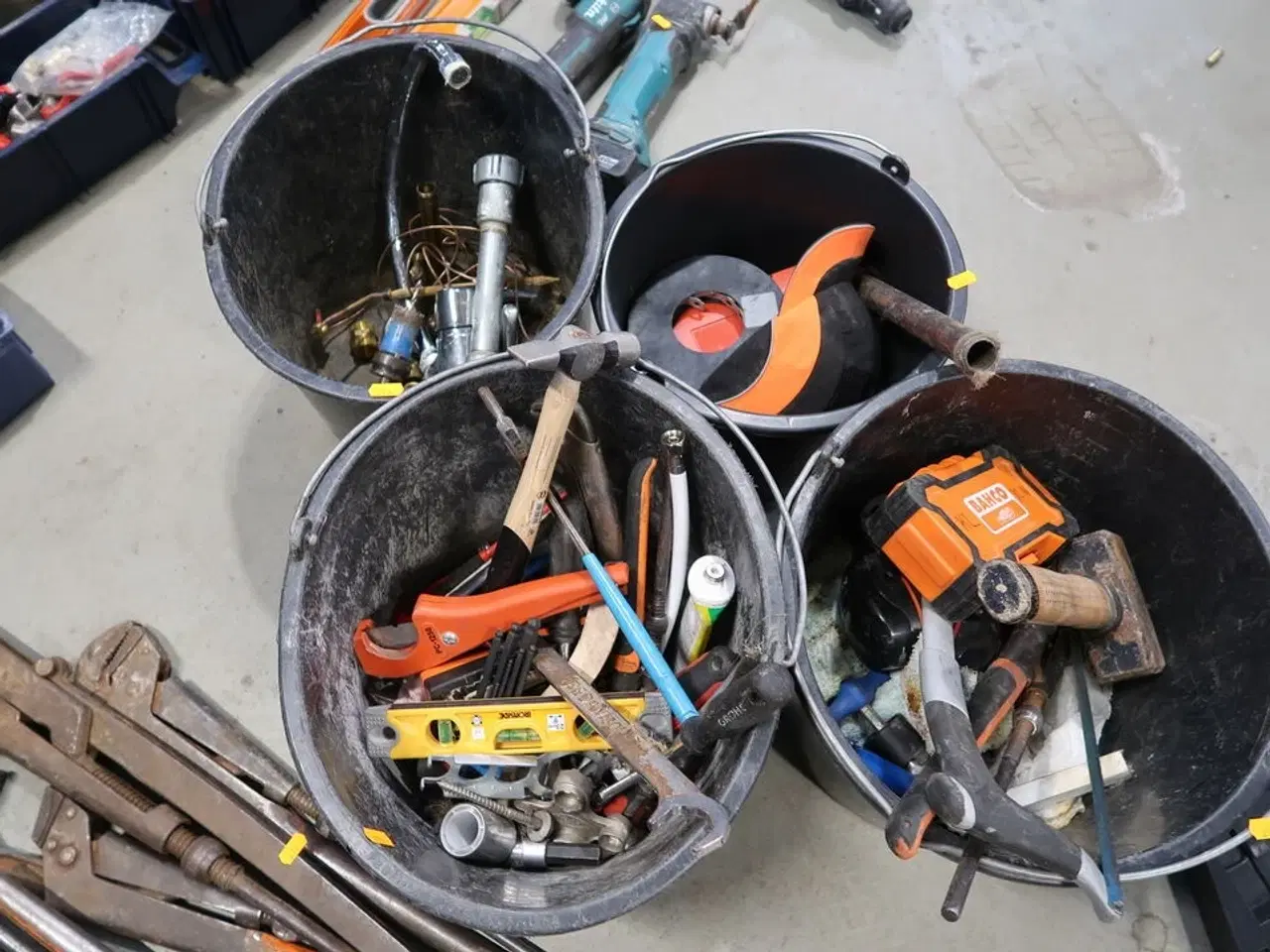 Billede 1 - 4 stk. spande med div. Værktøj m.m.
