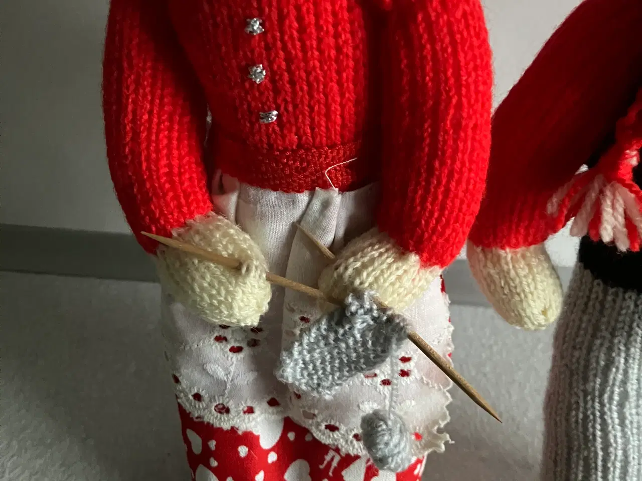 Billede 4 - Nissepar i strik med fine finesser og tilbehør.