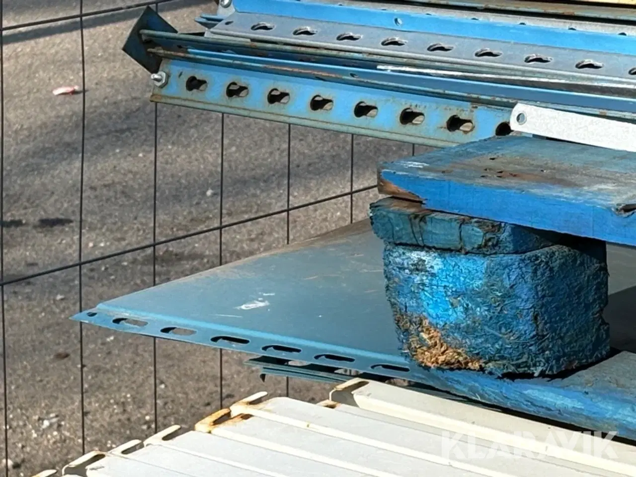 Billede 12 - Hylder: 80 styk Gavl stolper 28 styk,  endeplader 7 styk