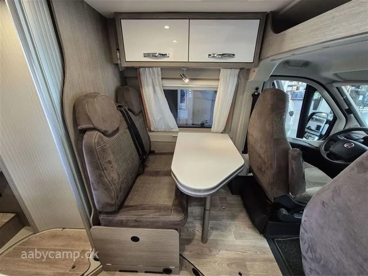 Billede 14 - 2020 - Pössl Roadcar R 640 Automatgear. 2x solceller. batteri. markise. duo-control. kompressor køleskab. undervognsbehandlet. helårsdæk. anhængertræk. soft close på bo-delsdør.