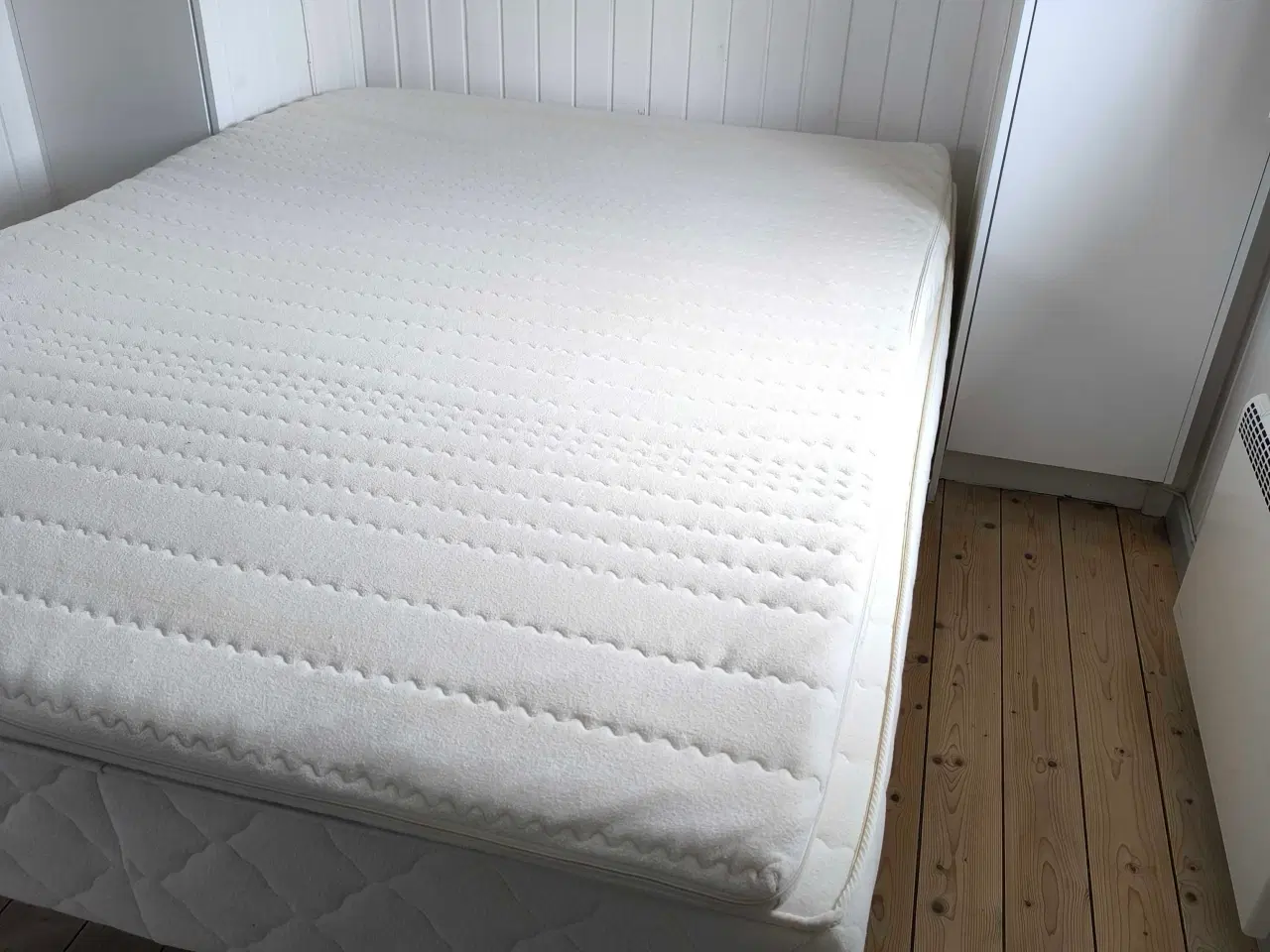 Billede 3 - Boxmadras med topmadras og meder