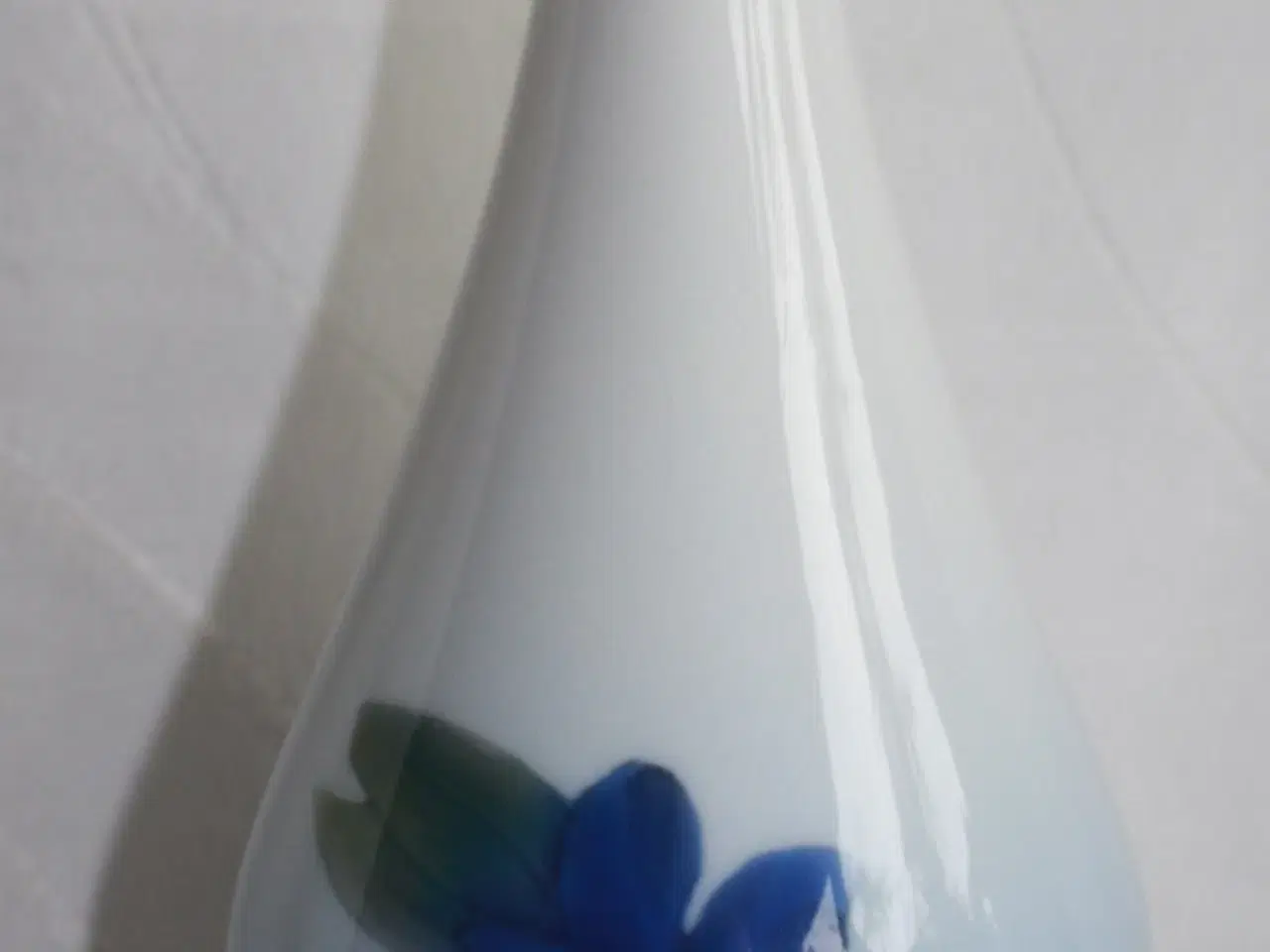 Billede 2 - Vase med blå blomst fra Bing og Grøndahl