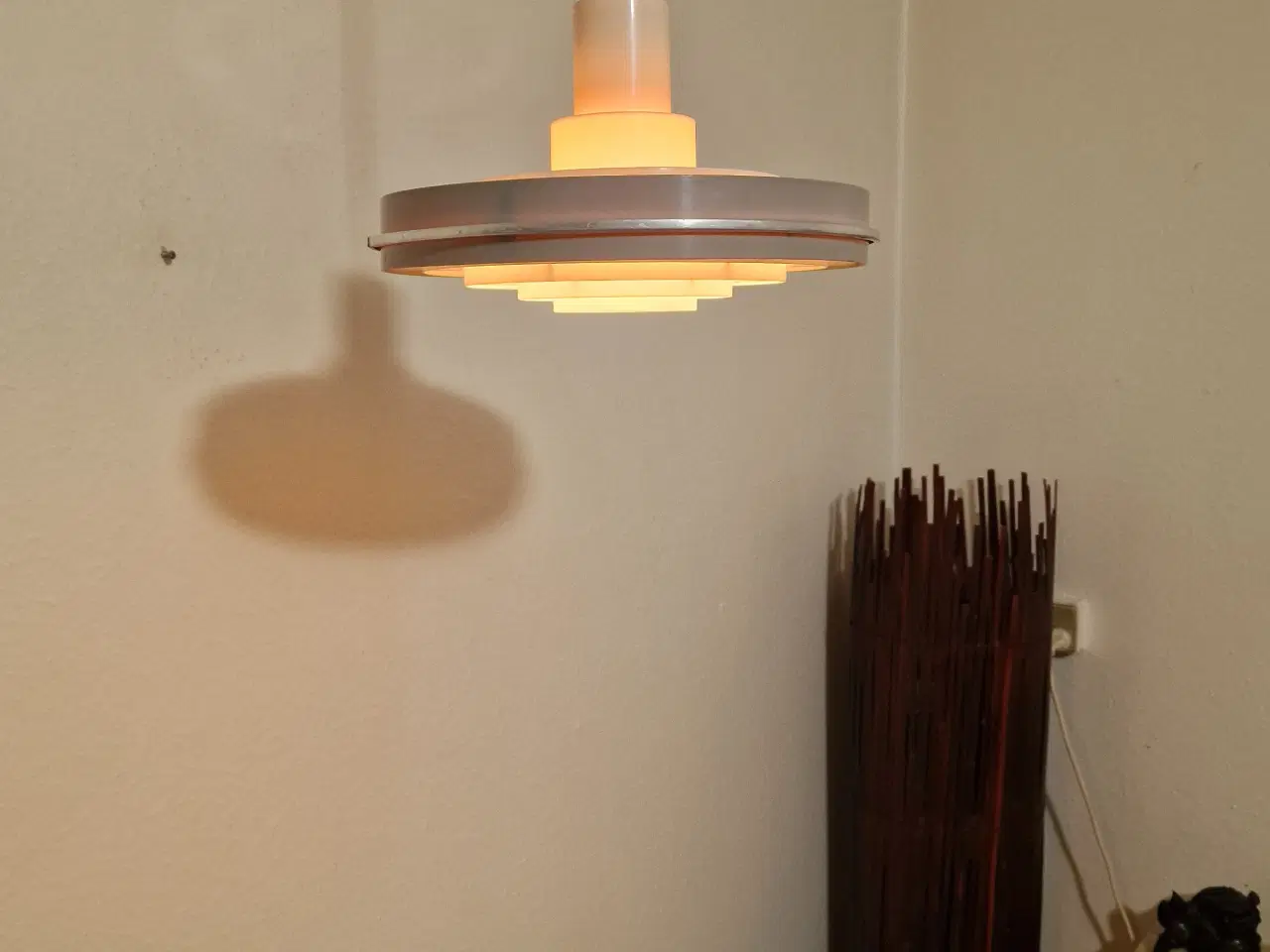 Billede 1 - Fed Space-Age pendel i plast fra 1970'erne.