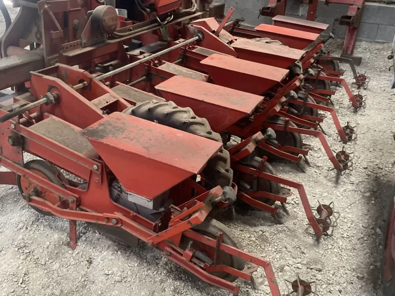 Billede 3 - Becker 12 rækket såmaskine med udstyr til flydende gødning. Fronttank medfølger til prisen.