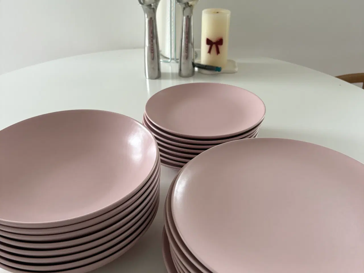 Billede 1 - Lyserødt tallerkensæt fra IKEA