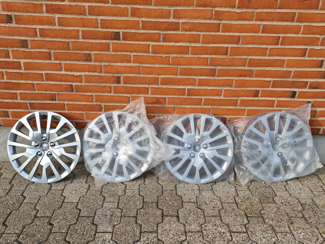 Billede 4 - Originale 17 " navkapsler til Peugeot sælges. 