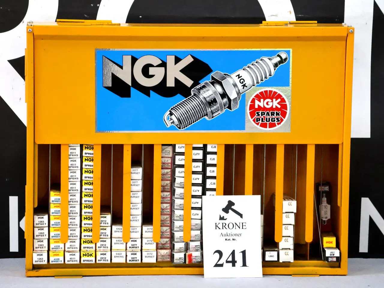 Billede 1 - NGK Tændrørs displayskab m/117 stk tændrør