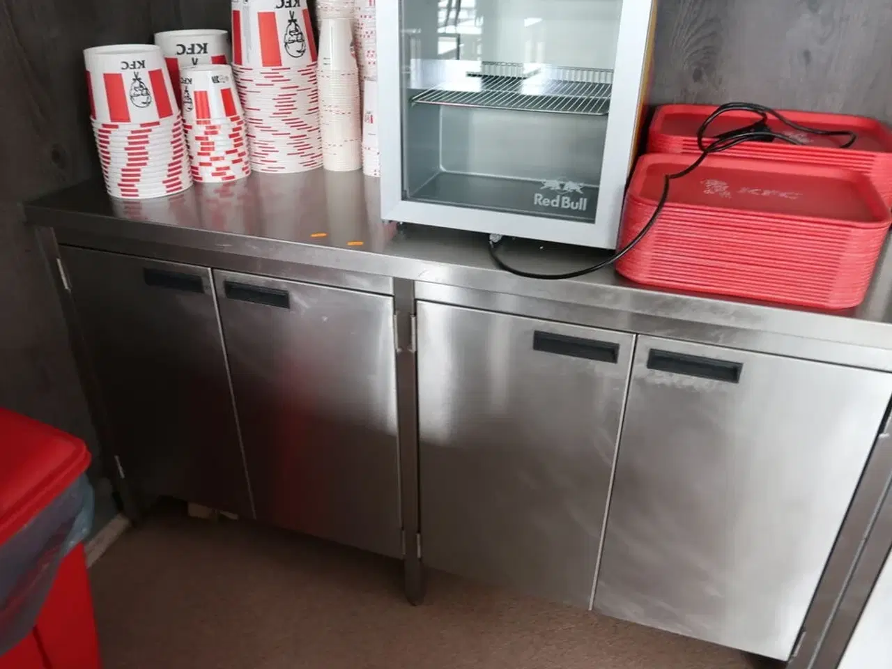 Billede 1 - Rustfri stålbord med indhold uden køleskab