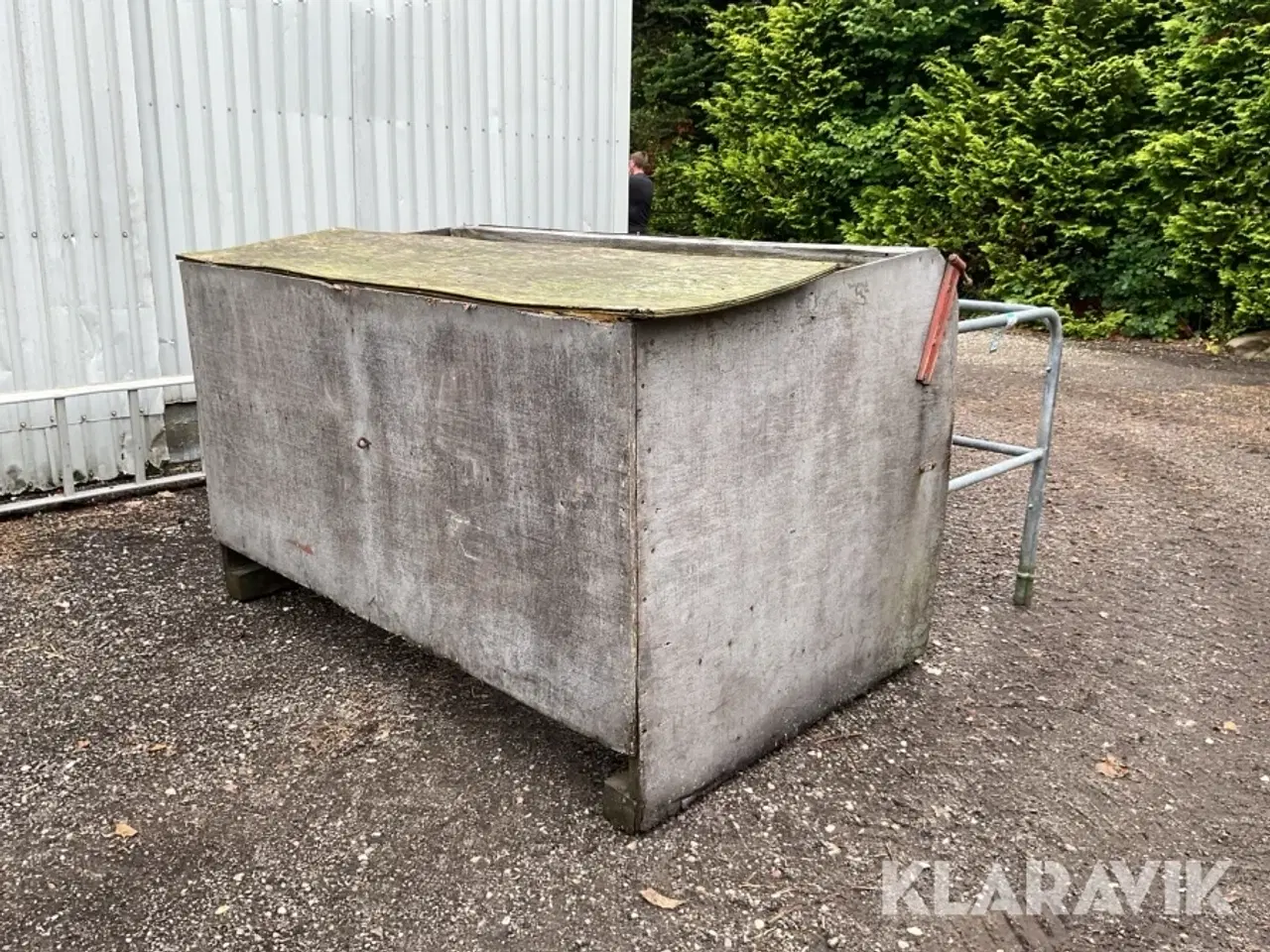 Billede 4 - Kalveskjul , med fodertrug
