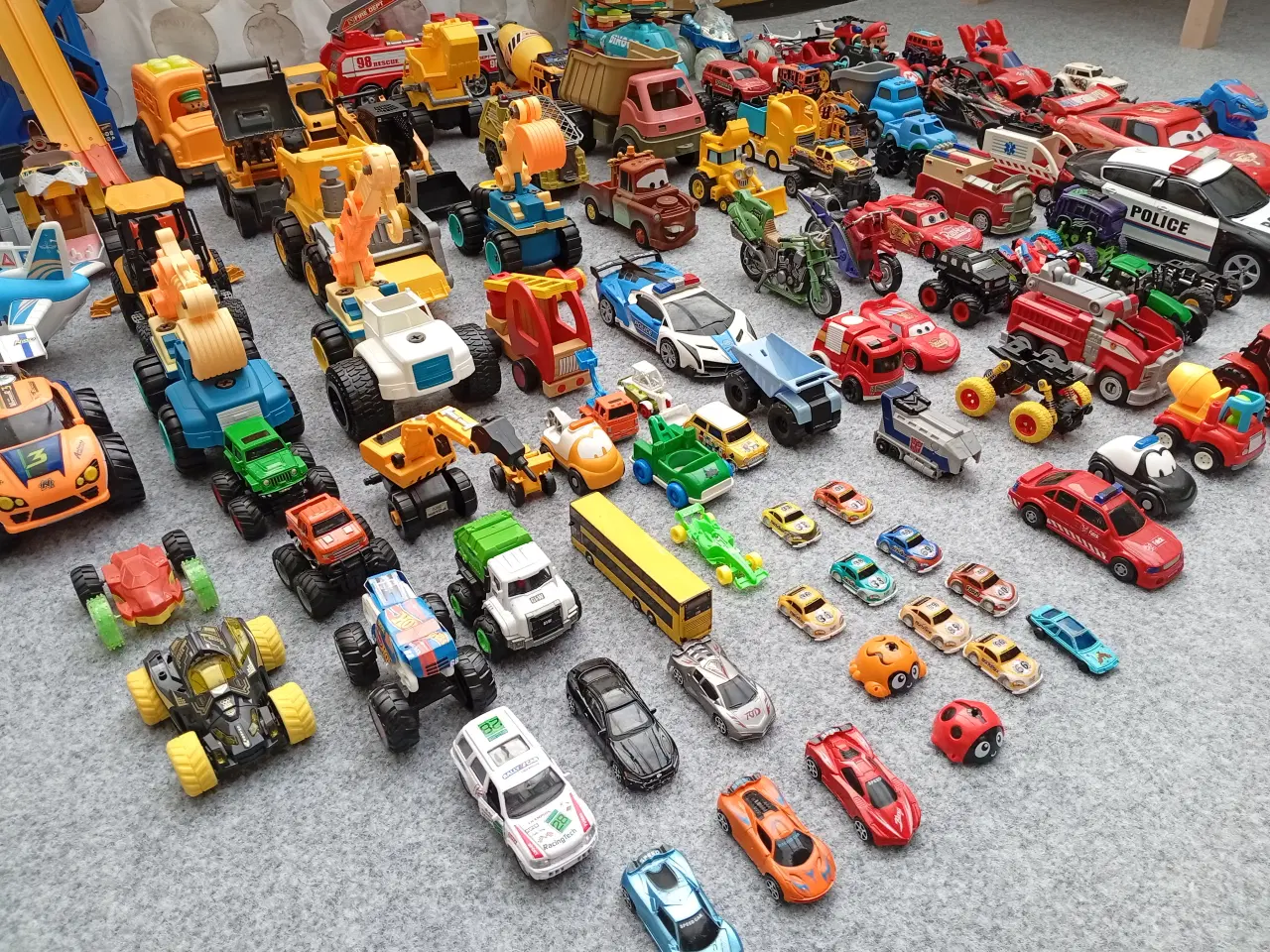 Billede 1 - Omkring 100 stk. store og små legetøjsbiler.