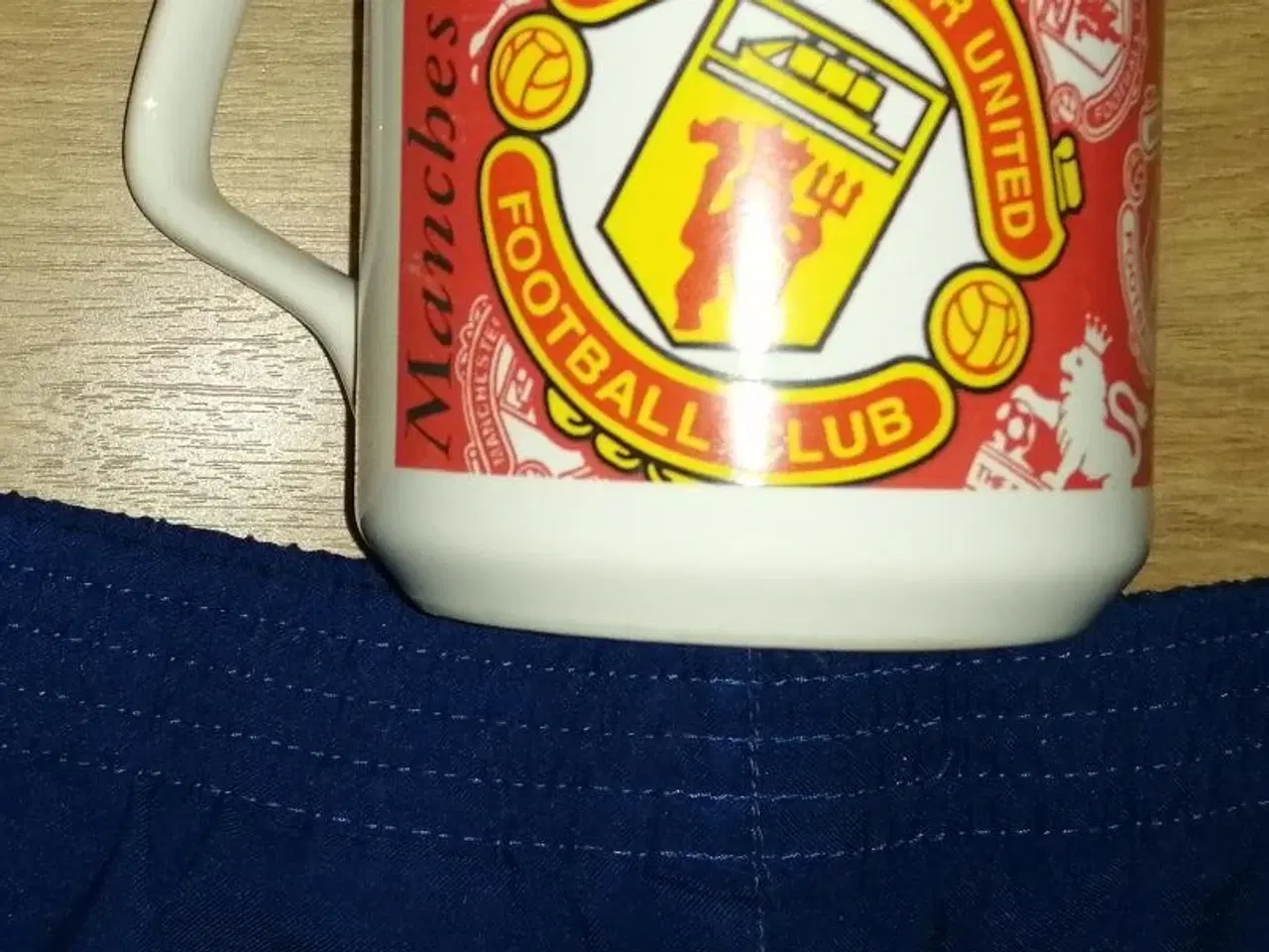 Billede 3 - MANCHESTER UNITED SHORTS 5-6 ÅR OG FAN KRUS