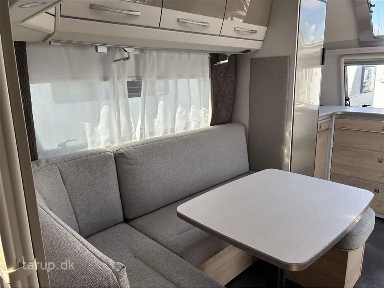 Billede 8 - 2021 - Dethleffs Nomad 490 BLF Mover, Thule markise, dobbeltsengsvogn, side-siddegruppe, frontkøkken, 3-trins el-gulv-varme, stort 142 l . køleskab med fryser
