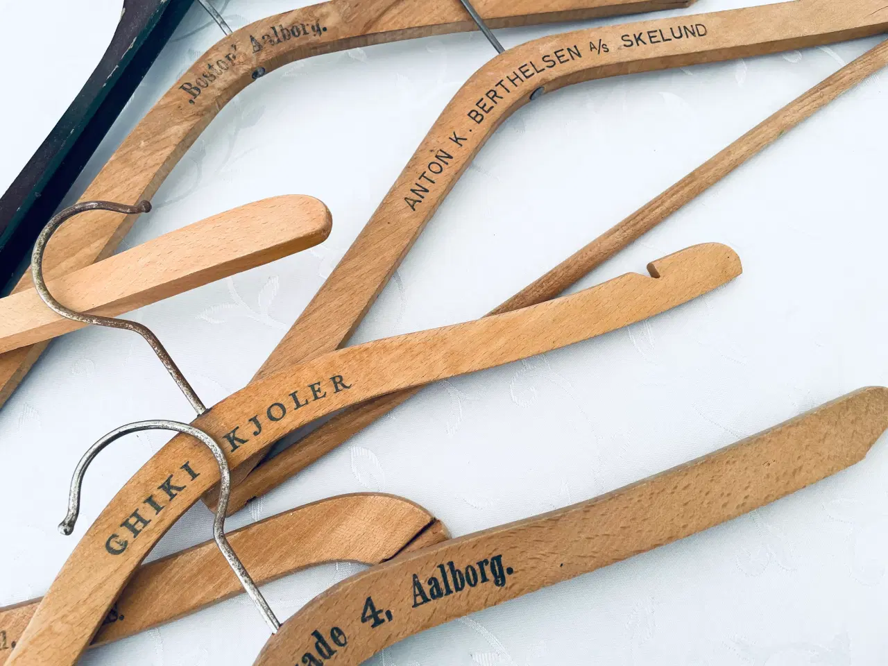 Billede 8 - Gamle vintage bøjler med skrift 