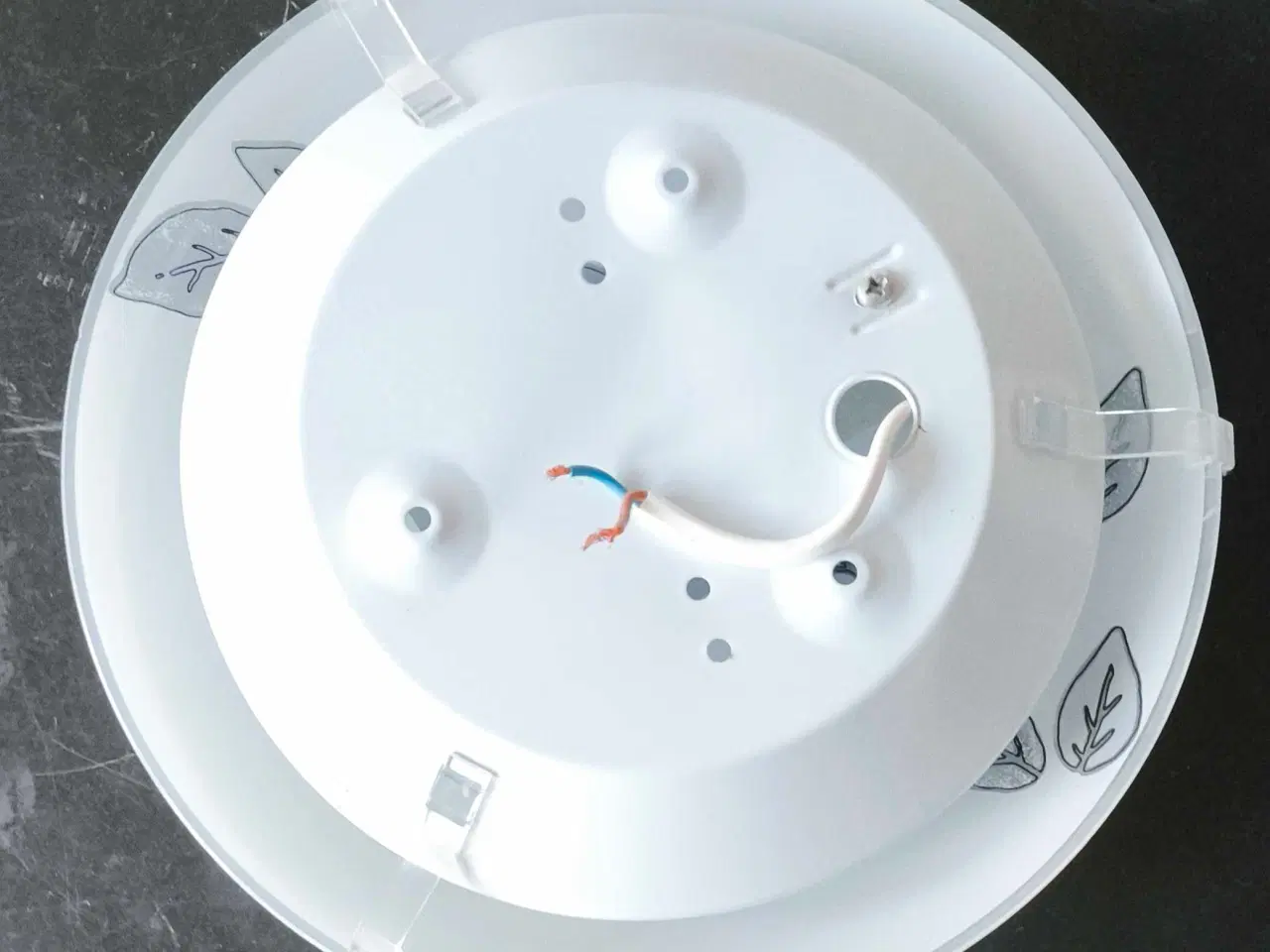 Billede 2 - Hvid loftslampe med bladmønster