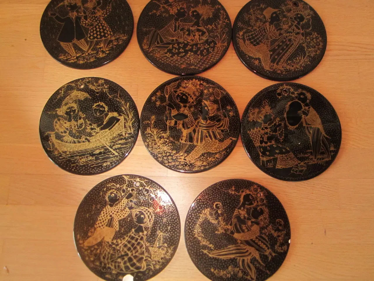 Billede 4 - Bjørn Wiinblad sorte/guld platter   samlet
