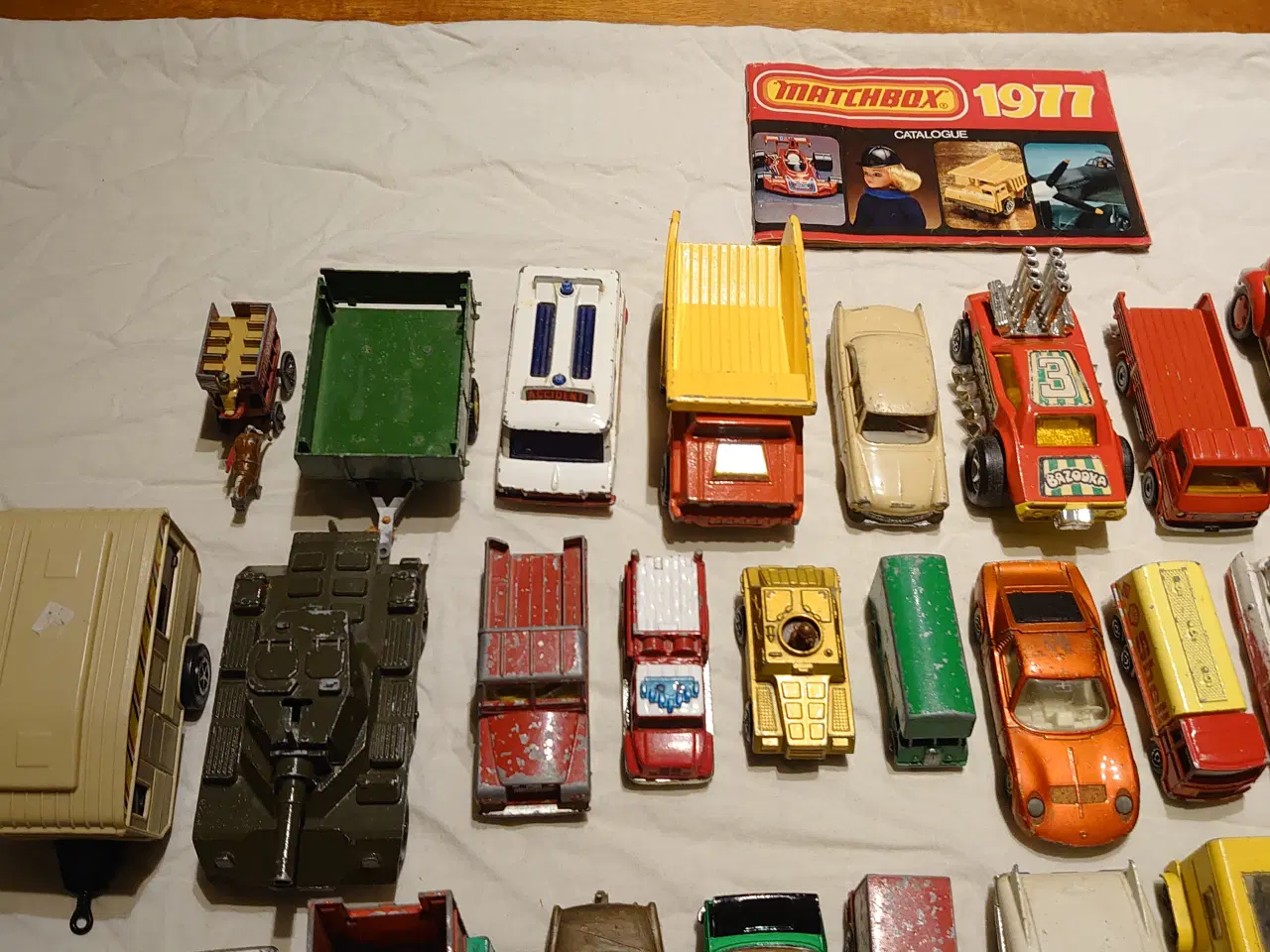 Billede 2 - 78 stk mærkede modelbiler samt katalog.