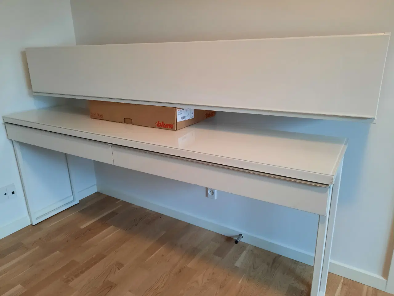 Billede 3 - Vægbord med overskab