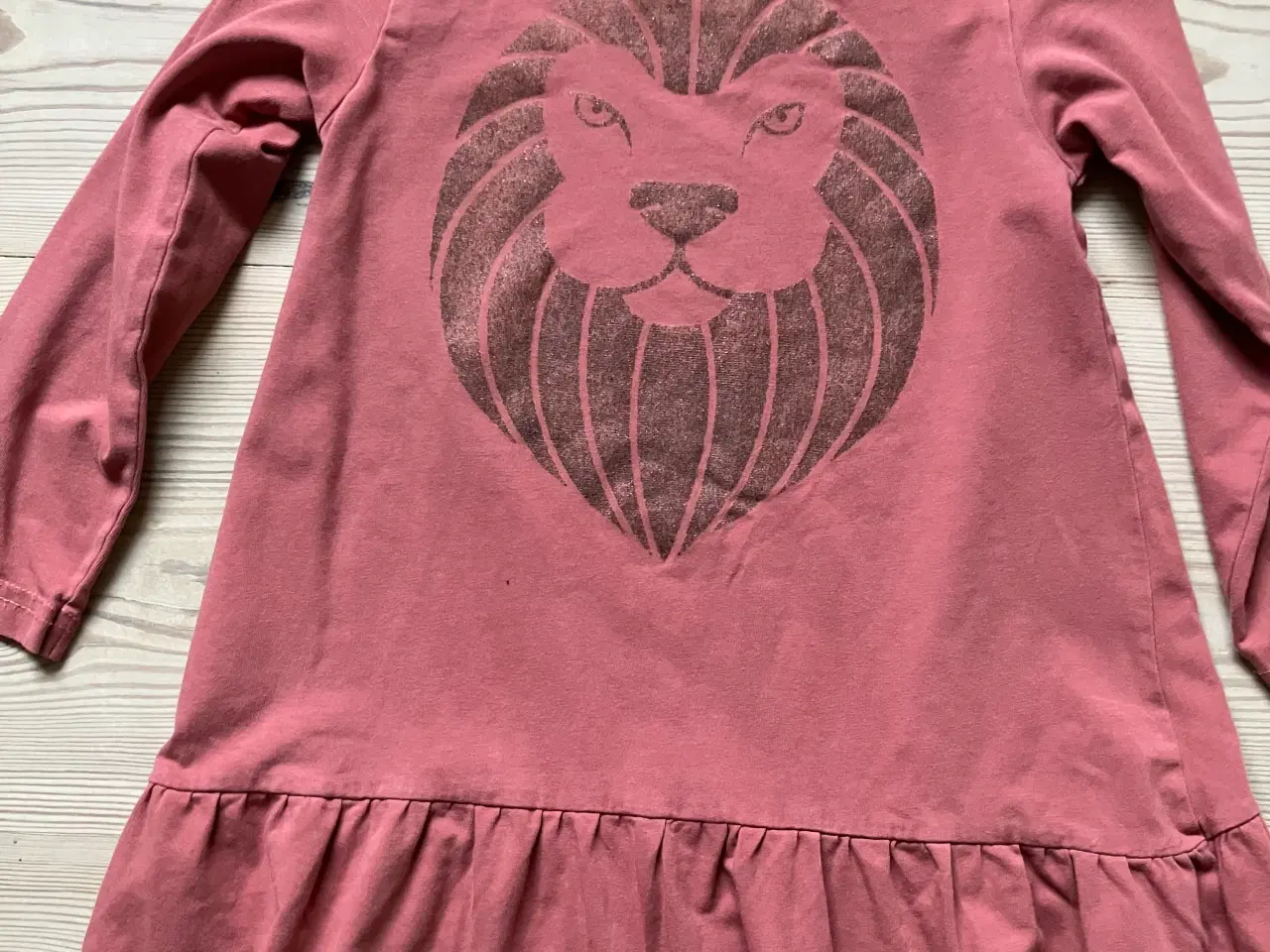 Billede 2 - Dyb Rosa kjole fra Danefæ/Dyr, med løvehoved, 2 år
