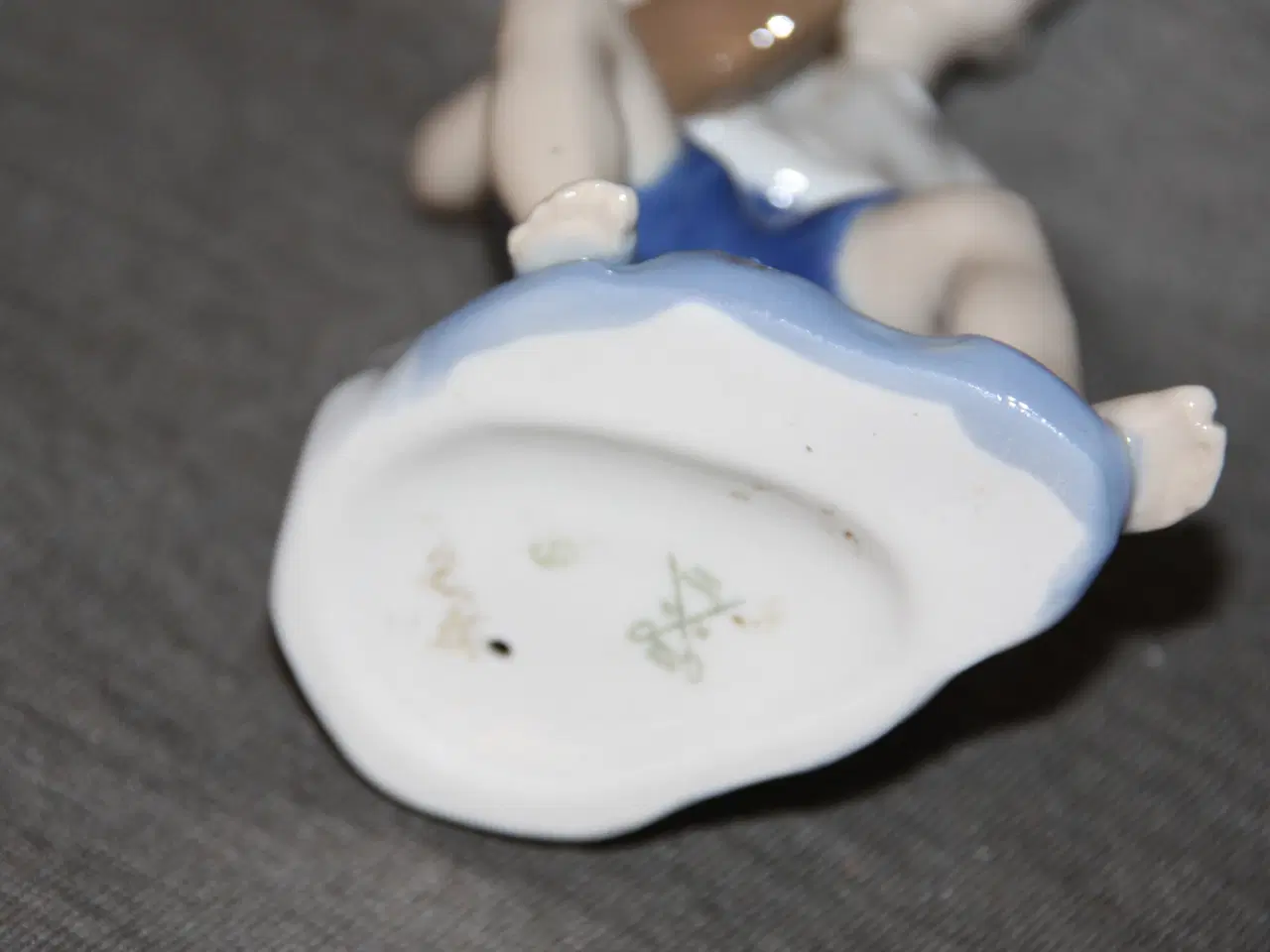 Billede 3 - Figurer af en dreng med skib højde 15 cm