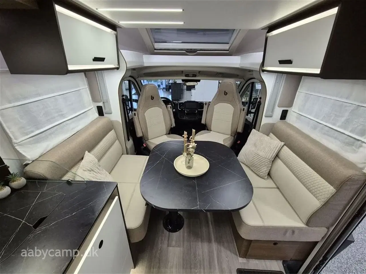 Billede 11 - 2026 - Benimar Mileo 268   Nk pakke. 8 Trins Automatgear. 140 Hk.  200W Solceller. Truma Combi Diesel. Kompressor Køleskab 150L. Emhætte.