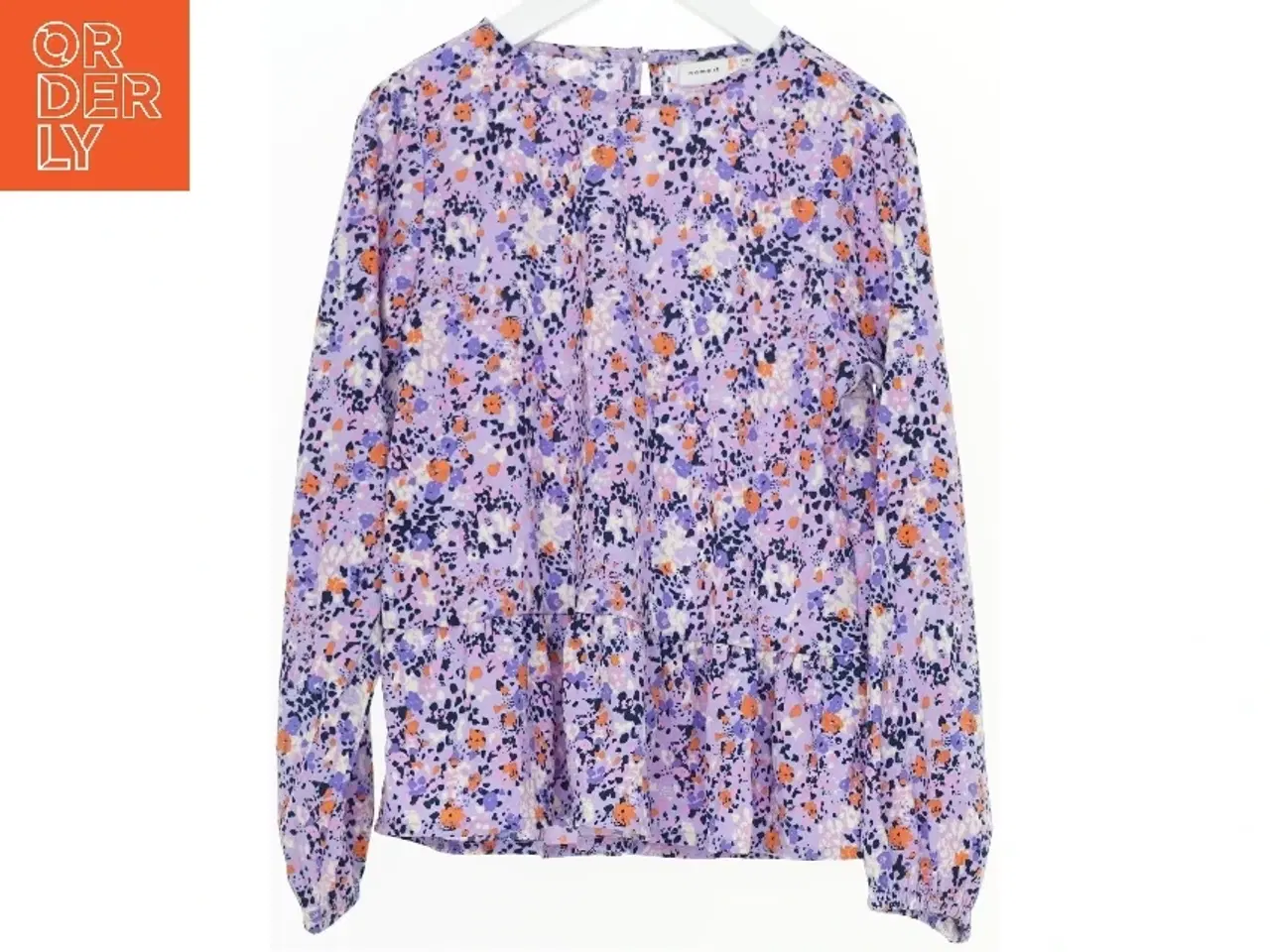 Billede 1 - Langærmet bluse med blomsterprint fra Name It (str. 122)
