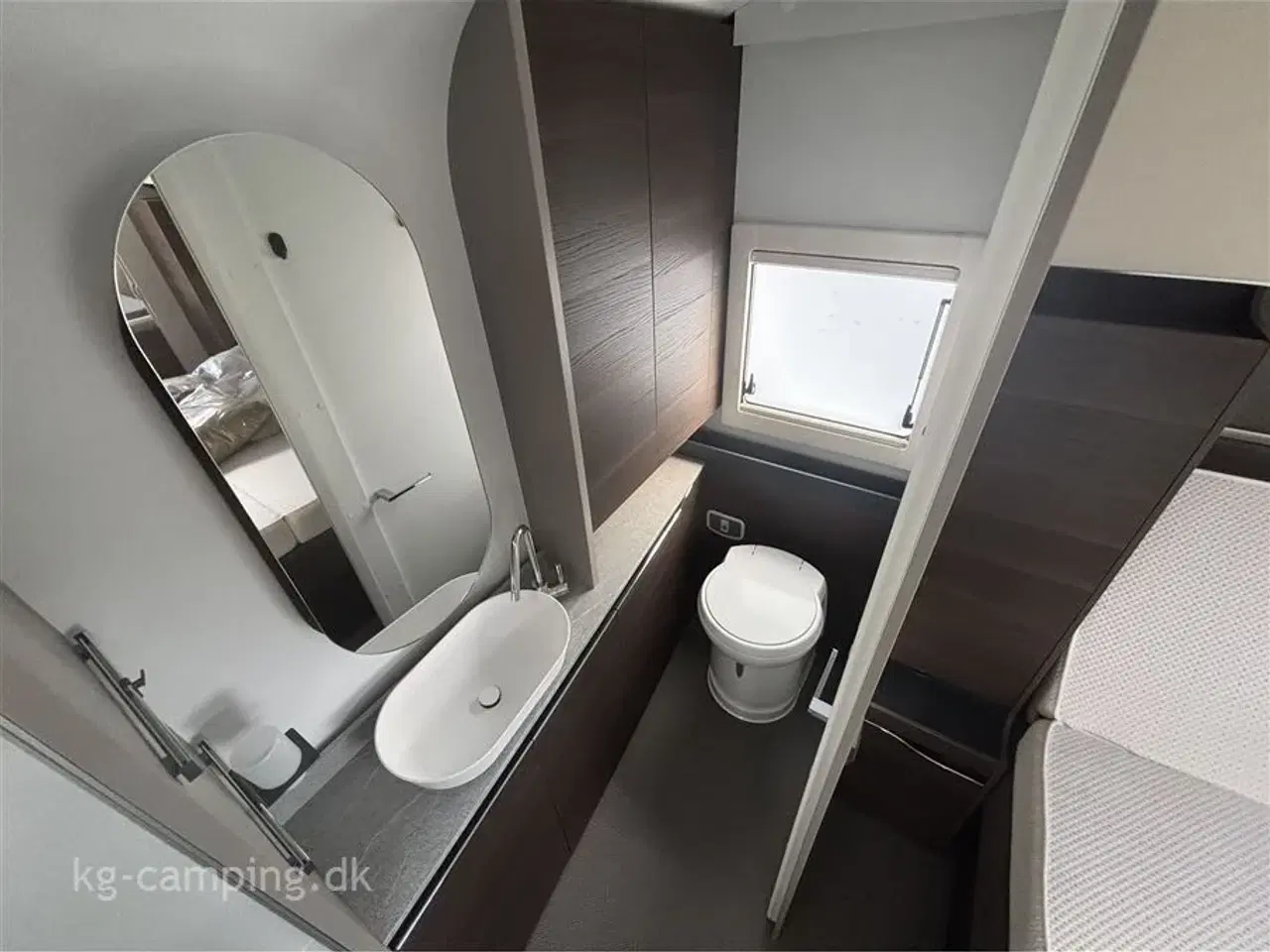 Billede 9 - 2022 - Adria Alpina 663 HT Twin   Meget flot vogn med mover og stort flot fortelt.