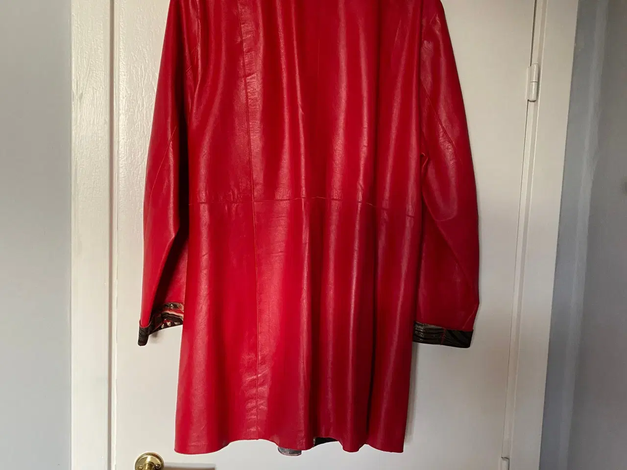 Billede 3 - Rød halvlang skindfrakke.