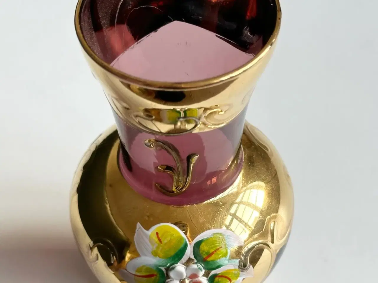 Billede 6 - Lilla glas med gulddeko og blomst